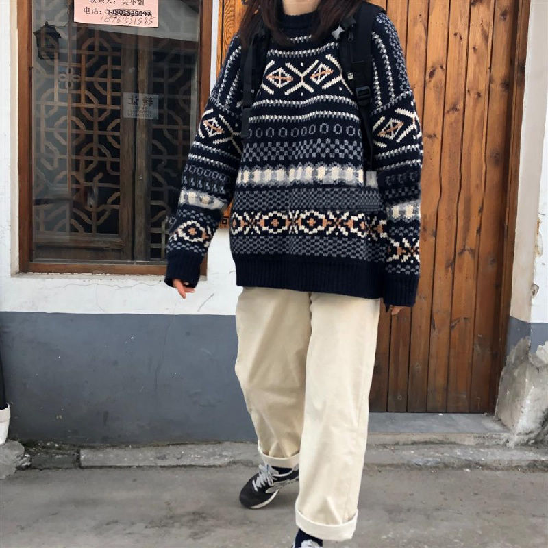 Our knitted retro oversized sweater has vintage all over the place. It is the perfect sweater for your vintage aesthetic clothing style.