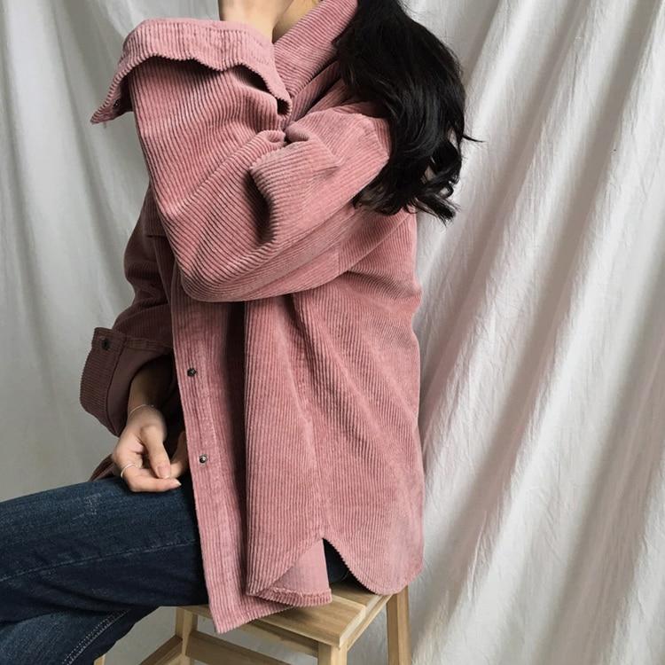 This solid jacket will keep you warm during spring and autumn. It has a nice vintage touch and is there the perfect piece of clothing for your vintage aesthetic clothing look.