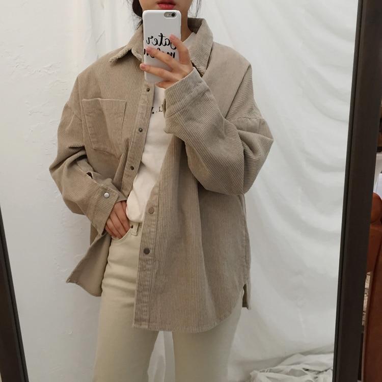 This solid jacket will keep you warm during spring and autumn. It has a nice vintage touch and is there the perfect piece of clothing for your vintage aesthetic clothing look.