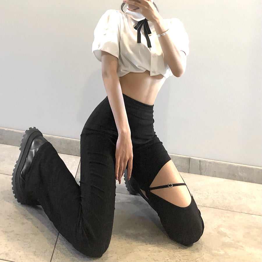 These high wasted trousers are some sort of a combination between the aesthetic vintage style as well as the dark Grunge. It's a special pair of pants, so don't miss out on them.