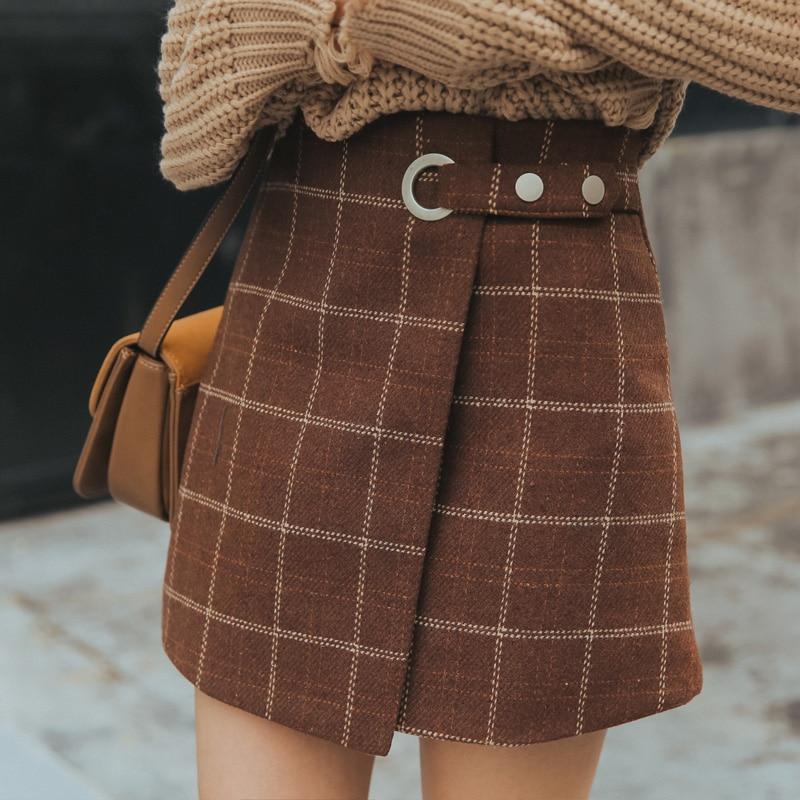 Our woolen plaid retro skirt is the the perfect vintage aesthetic clothing you want for a casual business day.