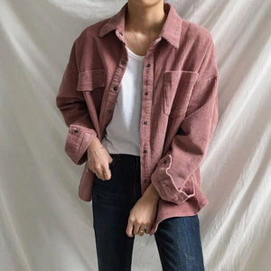 This solid jacket will keep you warm during spring and autumn. It has a nice vintage touch and is there the perfect piece of clothing for your vintage aesthetic clothing look.